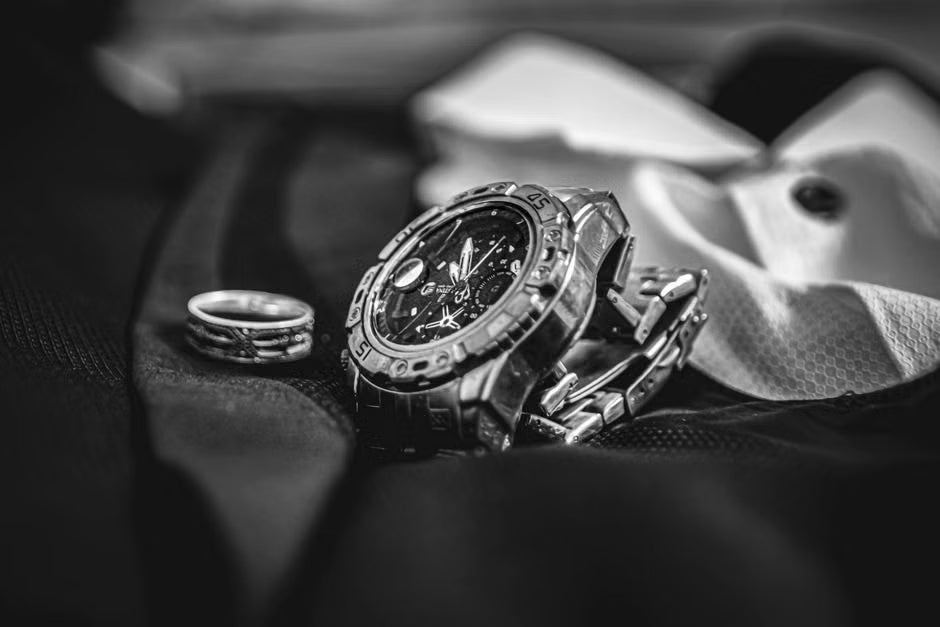 Brushed vs. Polished Platinum Rings: Finding Your Everyday Match