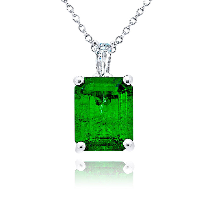 Exquisite Style: Timeless 2.57 ct Certified Emerald Pendant