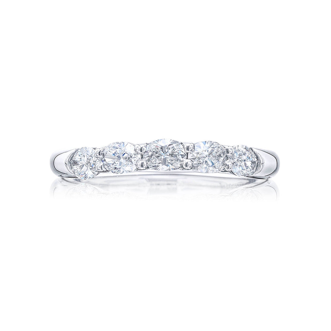 Elegance Elevated: Classic Single-Row Oval-Cut Diamond Band
